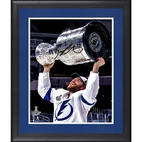 Photographie encadrée autographiée de 16" x 20" de Brayden Point, champion de la Coupe Stanley 2020, soulevant la Coupe