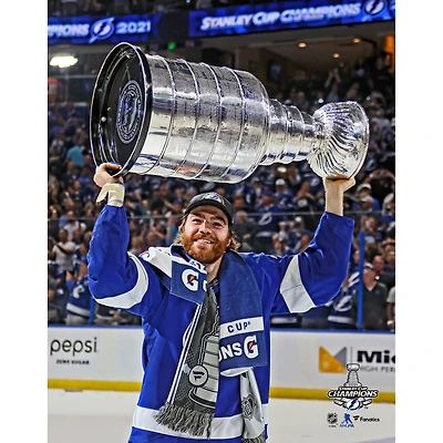 Photo non signée de Brayden Point, joueur du Lightning Tampa Bay, champion la coupe Stanley 2021, brandissant