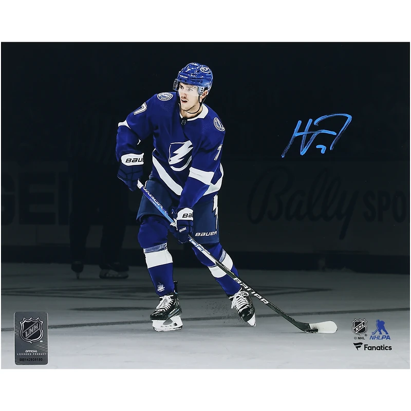Photographie autographiée de 8" x 10" de Haydn Fleury, maillot bleu avec rondelle du Lightning de Tampa Bay
