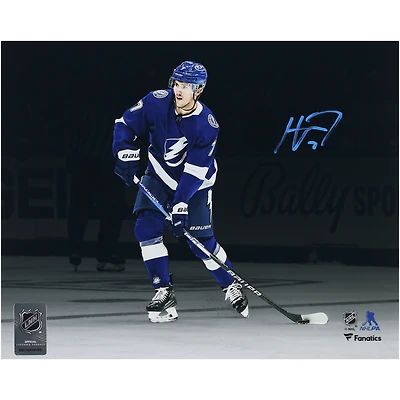 Photographie autographiée de 8" x 10" de Haydn Fleury, maillot bleu avec rondelle du Lightning de Tampa Bay