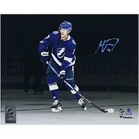 Photographie autographiée de 8" x 10" de Haydn Fleury, maillot bleu avec rondelle du Lightning de Tampa Bay