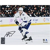 Photographie de patinage autographiée de 20,3 x 25,4 cm de Haydn Fleury, maillot blanc du Lightning de Tampa Bay