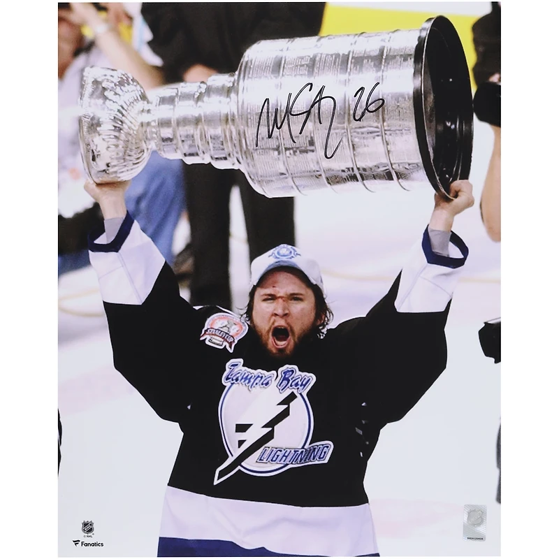 Photo autographiée de Martin St. Louis, joueur du Lightning de Tampa Bay, lors de la levée de la coupe (16 po x 20 po).