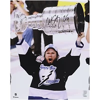 Photo autographiée de Martin St. Louis, joueur du Lightning de Tampa Bay, lors de la levée de la coupe (16 po x 20 po).