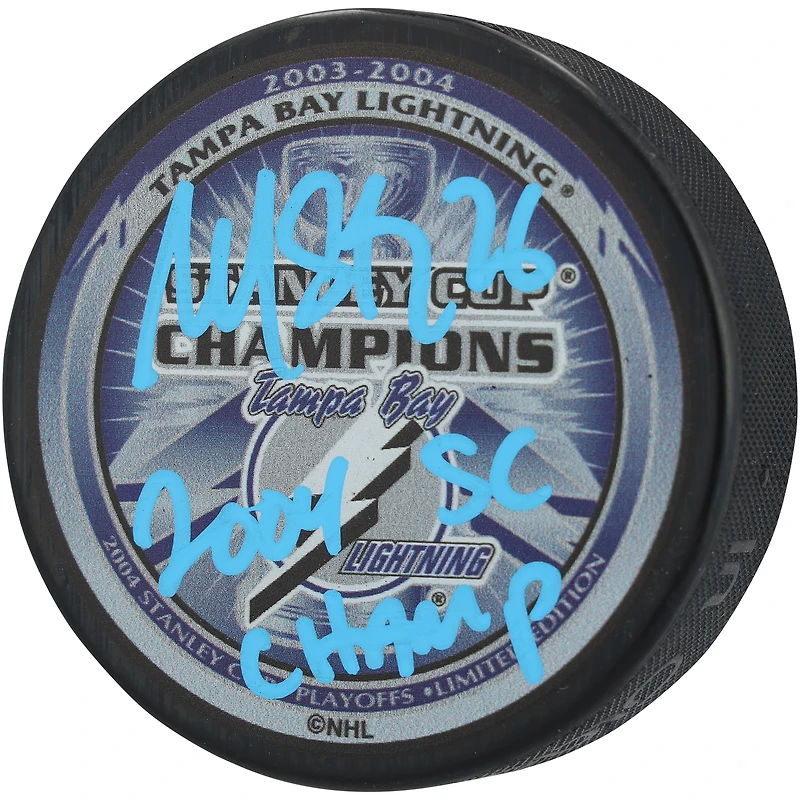 Rondelle de hockey autographiée par Martin St. Louis, joueur du Lightning de Tampa Bay, champion de la Coupe Stanley 2004, avec inscription « Champions de la Coupe Stanley 2004 ».