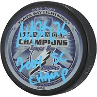 Rondelle de hockey autographiée par Martin St. Louis, joueur du Lightning de Tampa Bay, champion de la Coupe Stanley 2004, avec inscription « Champions de la Coupe Stanley 2004 ».