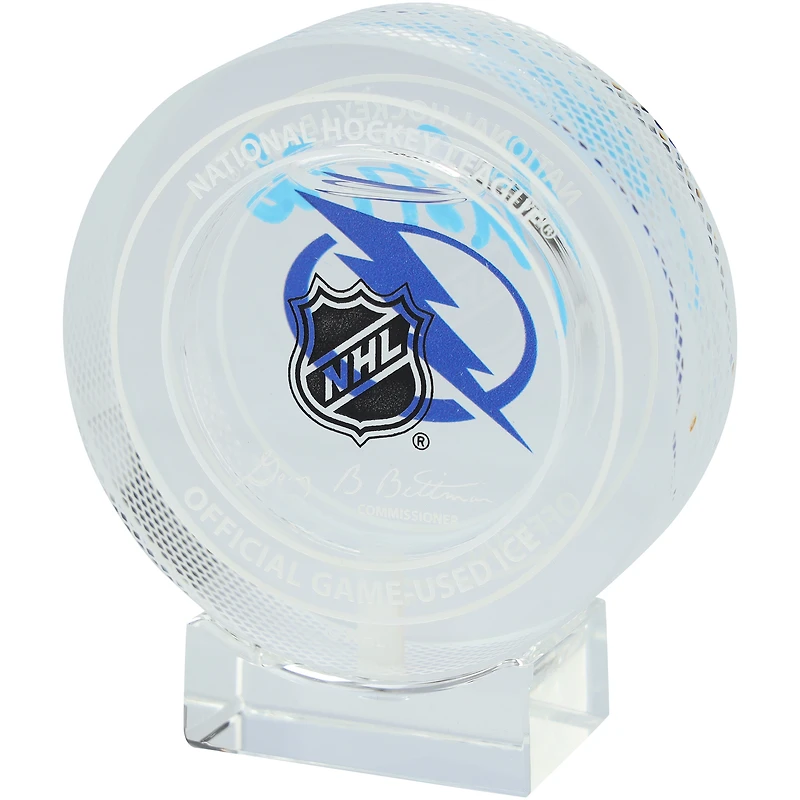 Rondelle de cristal autographiée par Martin St. Louis du Lightning de Tampa Bay - Remplie de glace de la saison 2024-2025