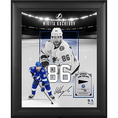 Collage encadré 11 x 14 po avec la signature fac-similé de Nikita Kucherov (Lightning de Tampa Bay) et un morceau de rondelle utilisée en match - Édition limitée à 250 exemplaires
