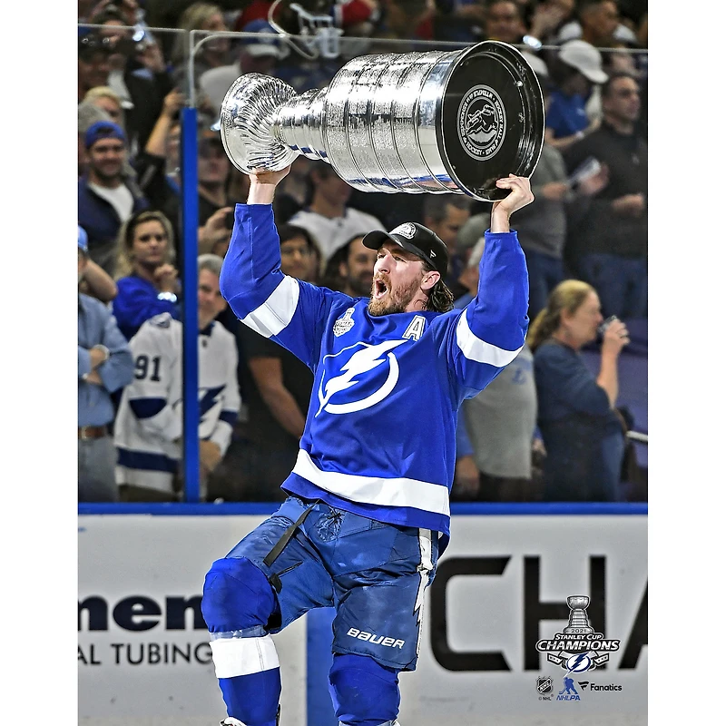 Photographie non signée de Ryan McDonagh, joueur du Lightning Tampa Bay, lors la cérémonie remise Coupe Stanley 2021