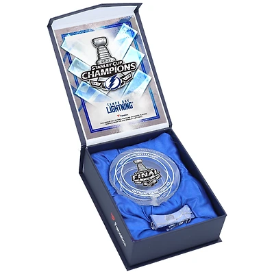 Palet de cristal des champions de la Coupe Stanley 2021 du Lightning de Tampa Bay - Rempli de glace de la finale de la Coupe Stanley 2021