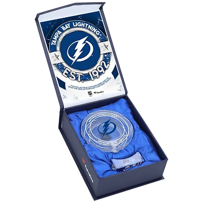 Rondelle de cristal du Lightning de Tampa Bay - Remplie de glace locale de la saison 2023-24