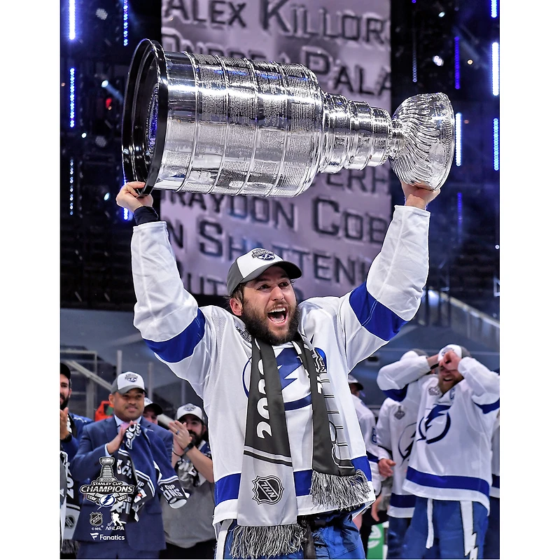 Photographie non signée de Tyler Johnson, joueur du Lightning Tampa Bay, lors la cérémonie remise Coupe Stanley 2020