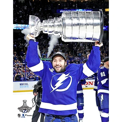 Photographie non signée de Tyler Johnson, joueur du Lightning Tampa Bay, lors la cérémonie remise Coupe Stanley 2021