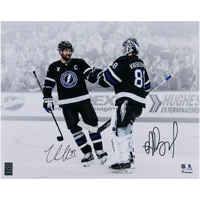 Photo de célébration autographiée de Victor Hedman et Andrei Vasilevskiy, Lightning de Tampa Bay (40 x 50 cm)