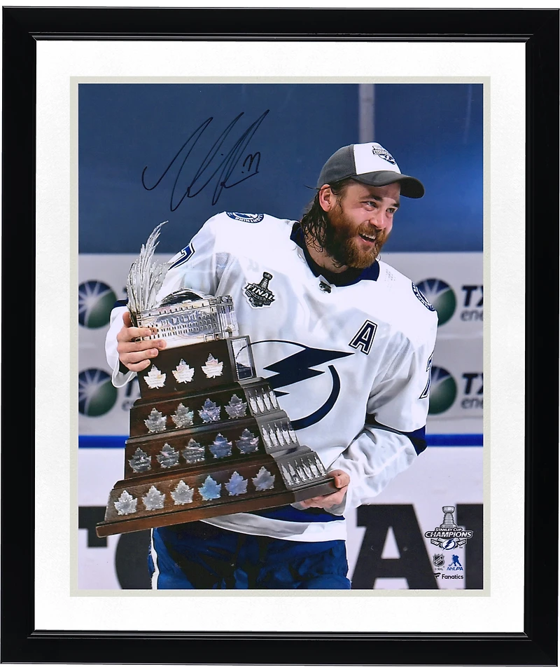 Photo autographiée de Victor Hedman, joueur du Lightning de Tampa Bay, 40,6 x 50,8 cm (16 x 20 pouces), lors de la remise du trophée Conn Smythe aux champions de la Coupe Stanley 2020.
