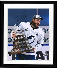 Photo autographiée de Victor Hedman, joueur du Lightning de Tampa Bay, 40,6 x 50,8 cm (16 x 20 pouces), lors de la remise du trophée Conn Smythe aux champions de la Coupe Stanley 2020.