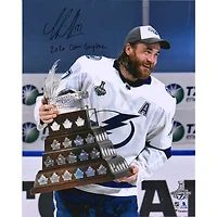 Carte autographiée par Victor Hedman du Lightning de Tampa Bay, 40,6 x 50,8 cm, commémorant les champions de la Coupe Stanley 2020 et brandissant le trophée Conn Smythe avec l'inscription « Conn Smythe 2020 ».