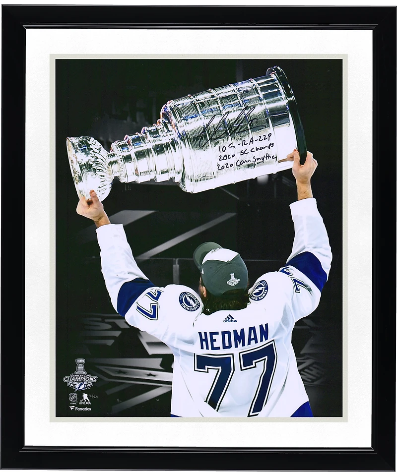 Photo dédicacée de Victor Hedman (Lightning de Tampa Bay), 40,6 x 50,8 cm, lors de la victoire de son équipe à la Coupe Stanley 2020. Plusieurs inscriptions disponibles. Édition limitée à 20 exemplaires.
