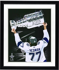 Photo dédicacée de Victor Hedman (Lightning de Tampa Bay), 40,6 x 50,8 cm, lors de la victoire de son équipe à la Coupe Stanley 2020. Plusieurs inscriptions disponibles. Édition limitée à 20 exemplaires.