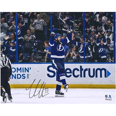 Photo commémorative du maillot bleu autographié de Victor Hedman (Tampa Bay Lightning), format 16 x 20 pouces.