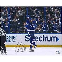 Photo commémorative du maillot bleu autographié de Victor Hedman (Tampa Bay Lightning), format 16 x 20 pouces.