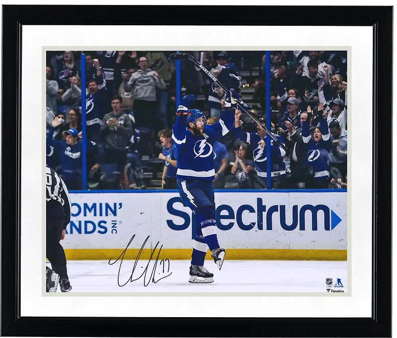 Photo commémorative du maillot bleu autographié de Victor Hedman (Tampa Bay Lightning), format 16 x 20 pouces.