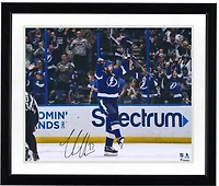 Photo commémorative du maillot bleu autographié de Victor Hedman (Tampa Bay Lightning), format 16 x 20 pouces.