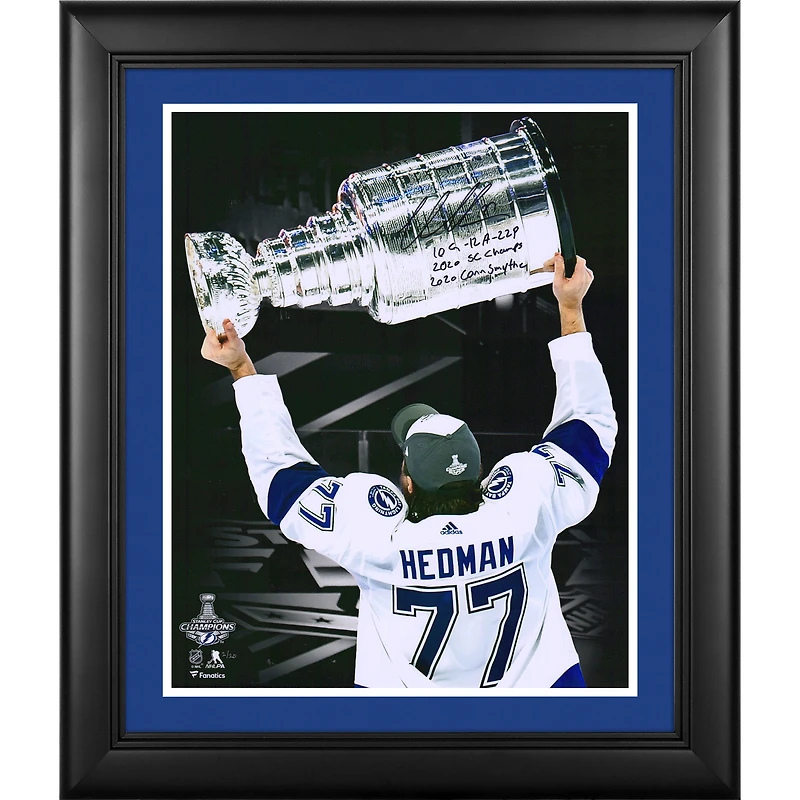 Photo encadrée et autographiée de Victor Hedman (Lightning de Tampa Bay), 40,6 x 50,8 cm (16 x 20 pouces), champion de la Coupe Stanley 2020, soulevant le trophée. Plusieurs inscriptions. Édition limitée à 20 exemplaires.