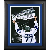 Photo encadrée et autographiée de Victor Hedman (Lightning de Tampa Bay), 40,6 x 50,8 cm (16 x 20 pouces), champion de la Coupe Stanley 2020, soulevant le trophée. Plusieurs inscriptions. Édition limitée à 20 exemplaires.