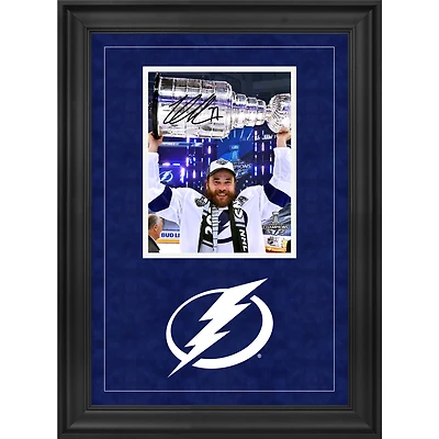 Photographie encadrée de luxe autographiée de 8" x 10" de Victor Hedman, champion de la Coupe Stanley 2020, soulevant la Coupe