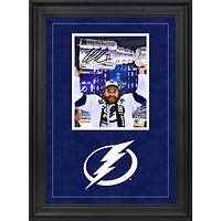 Photographie encadrée de luxe autographiée de 8" x 10" de Victor Hedman, champion de la Coupe Stanley 2020, soulevant la Coupe