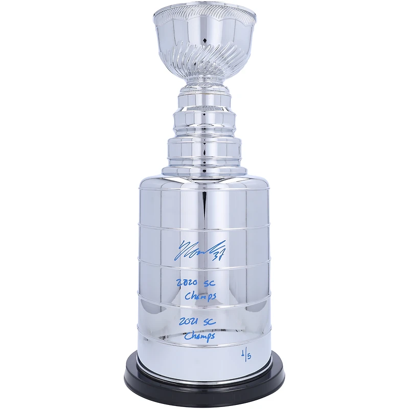 Réplique de la Coupe Stanley autographiée de 2' de Yanni Gourde du Lightning de Tampa Bay avec plusieurs inscriptions - Signée en bleu - Édition limitée #1/5