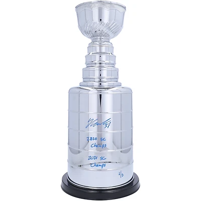 Réplique de la Coupe Stanley autographiée de 2' de Yanni Gourde du Lightning de Tampa Bay avec plusieurs inscriptions - Signée en bleu - Édition limitée #1/5