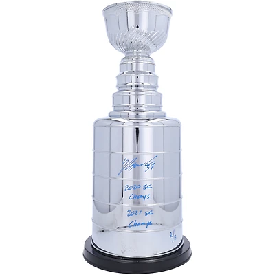 Réplique de la Coupe Stanley autographiée de 2 pieds de Yanni Gourde du Lightning de Tampa Bay avec inscriptions multiples - Signée en bleu - Édition limitée de 5