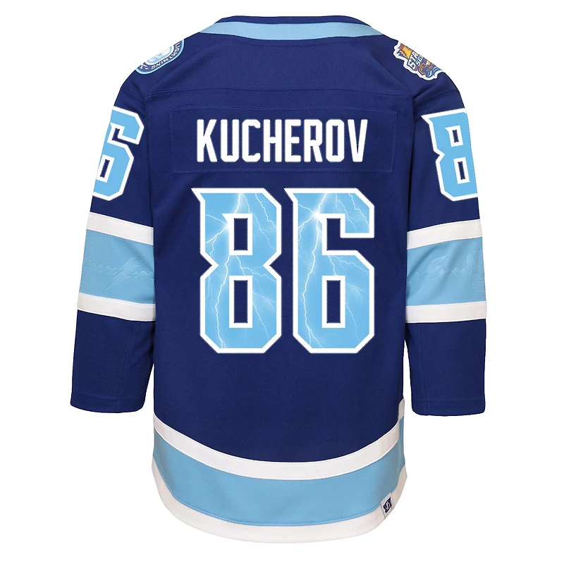 Maillot Premier de la Série des Stades LNH 2026 Nikita Kucherov, bleu, pour jeunes, par Outerstuff, le Lightning Tampa Bay.