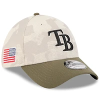 Casquette 39THIRTY Flex pour homme New Era beige clair/olive Tampa Bay Rays 2025 Armed Forces Day