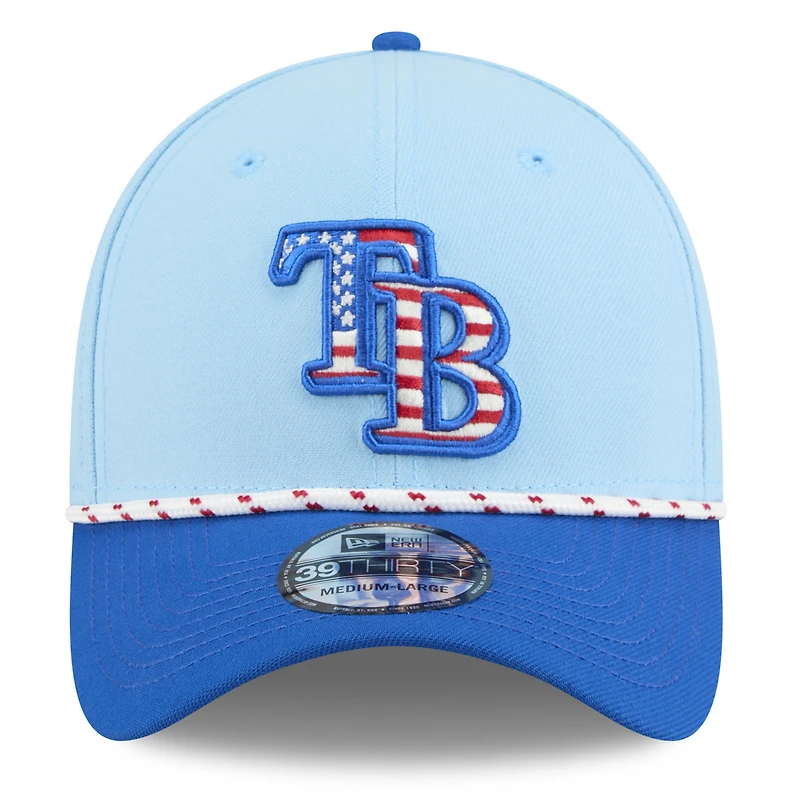 Casquette New Era 39THIRTY Flex bleu clair/bleu pour homme des Tampa Bay Rays 2025, 4 juillet