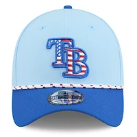 Casquette New Era 39THIRTY Flex bleu clair/bleu pour homme des Tampa Bay Rays 2025, 4 juillet