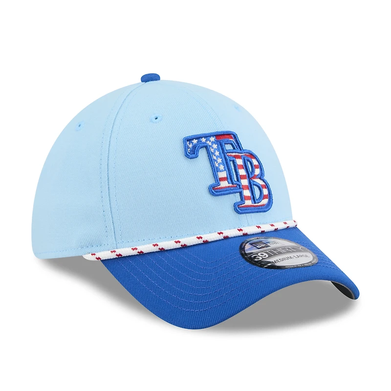 Casquette New Era 39THIRTY Flex bleu clair/bleu pour homme des Tampa Bay Rays 2025, 4 juillet