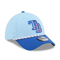 Casquette New Era 39THIRTY Flex bleu clair/bleu pour homme des Tampa Bay Rays 2025, 4 juillet