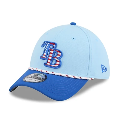 Casquette New Era 39THIRTY Flex bleu clair/bleu pour homme des Tampa Bay Rays 2025, 4 juillet