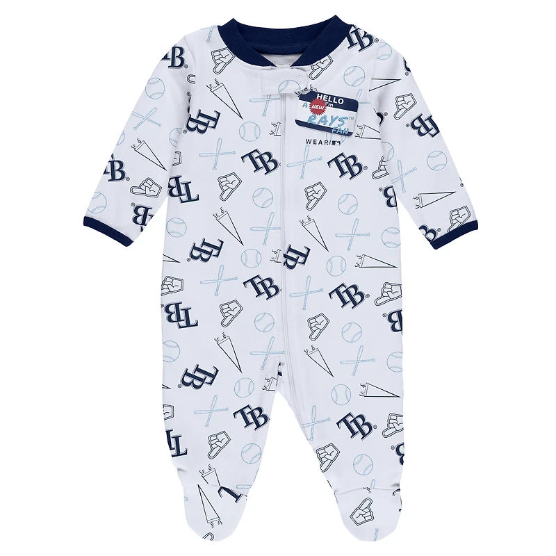 WEAR pour nouveau-nés et nourrissons par Erin Andrews White Tampa Bay Rays Sleep & Play Pull à pieds entièrement zippé avec bavoir