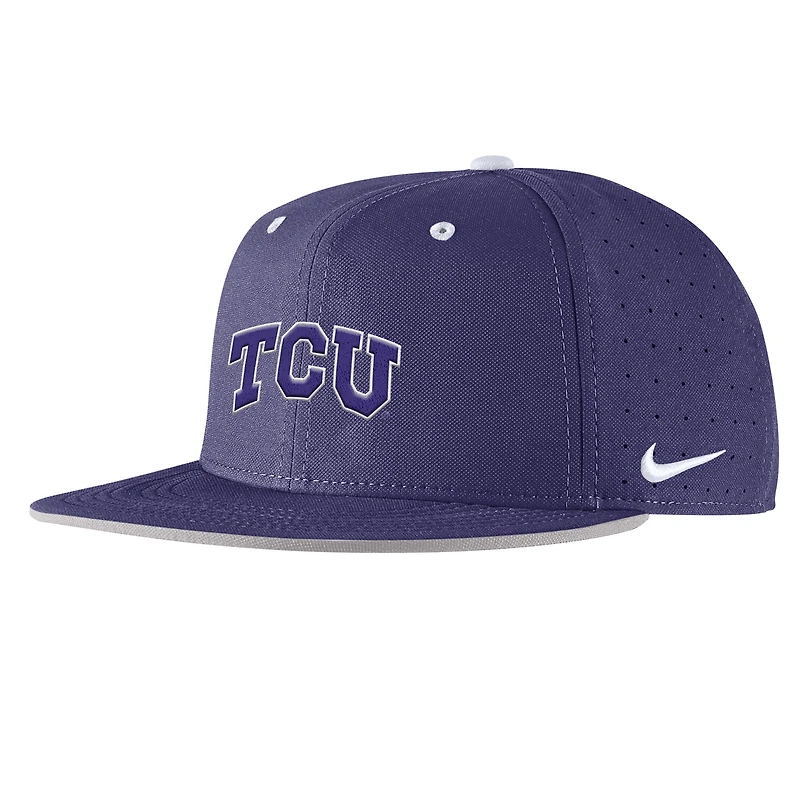 Casquette de baseball ajustée Nike TCU Horned Frogs 2025 violette pour homme On-Field True Performance