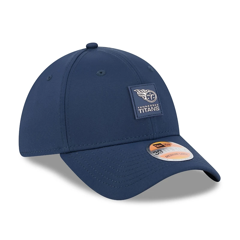 Casquette New Era 39THIRTY Flex bleu marine Tennessee Titans 2025 Sideline pour homme