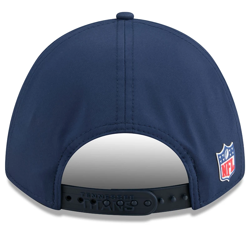 Casquette ajustable New Era bleu marine Tennessee Titans 2025 Sideline M-Crown 9FORTY pour homme