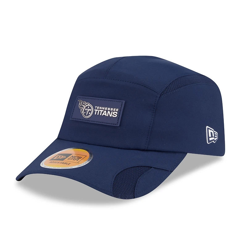 Casquette ajustable New Era bleu marine Tennessee Titans 2025 Sideline Runner pour homme