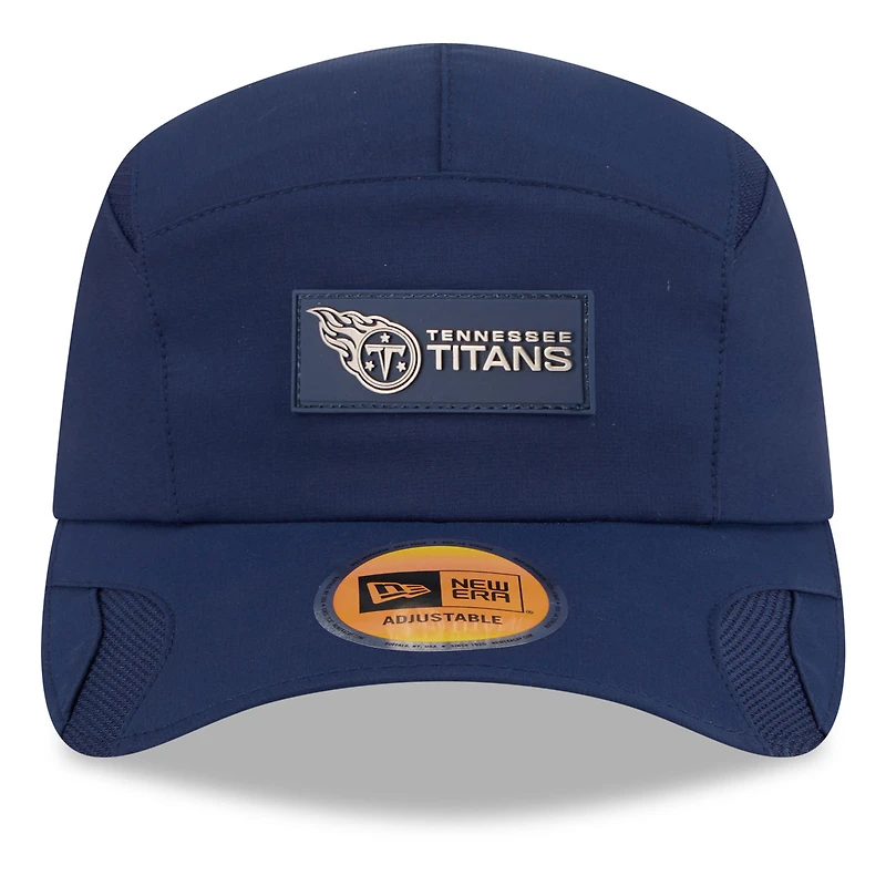 Casquette ajustable New Era bleu marine Tennessee Titans 2025 Sideline Runner pour homme