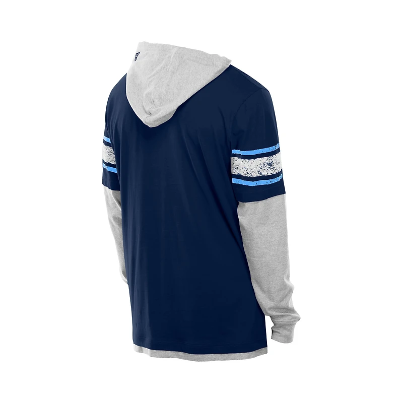 T-shirt à capuche manches longues et superpositions New Era bleu marine Tennessee Titans pour homme