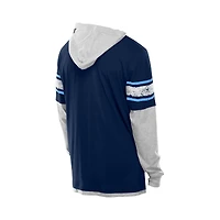 T-shirt à capuche manches longues et superpositions New Era bleu marine Tennessee Titans pour homme