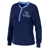 T-shirt à manches longues WEAR by Erin Andrews Navy Tennessee Titans Waffle Henley pour femmes